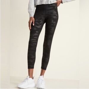Old Navy High Waisted Elevate 7/8 Length Leggings in Black Embossed Camo Small